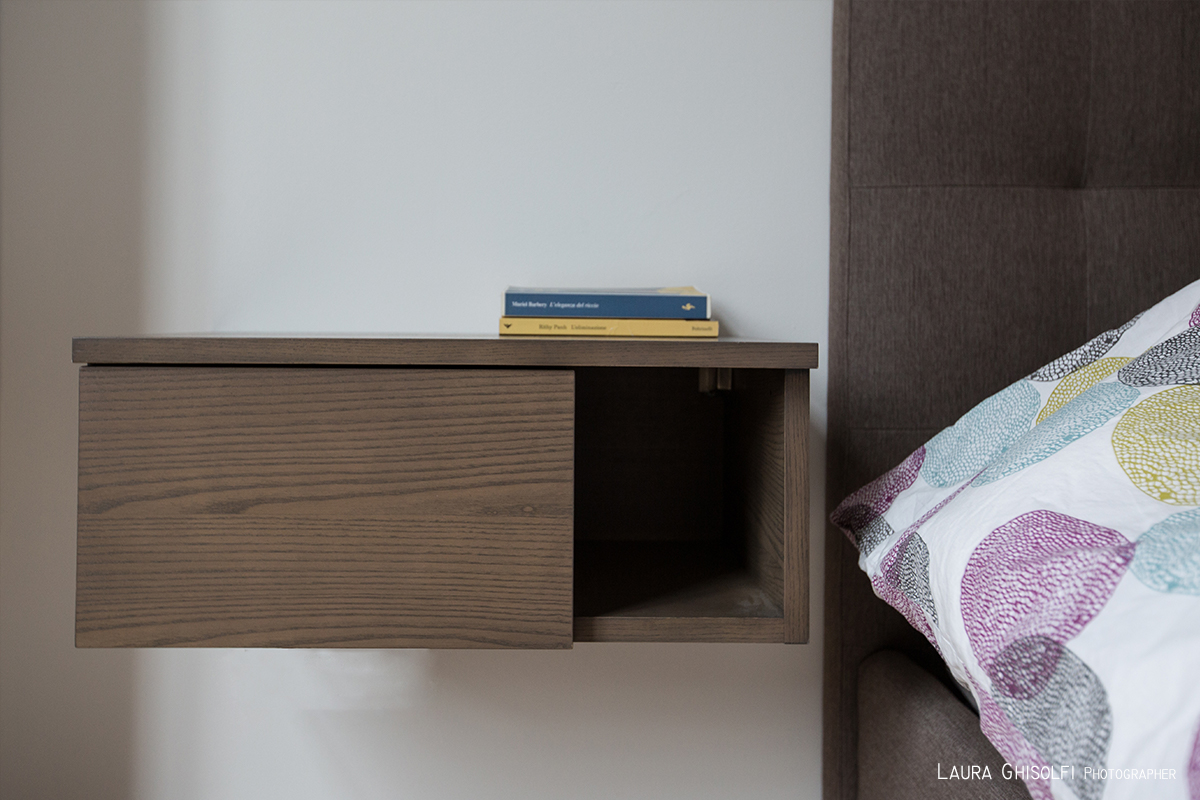 Linee essenziali e moderne per i comodini in legno realizzati su misura.